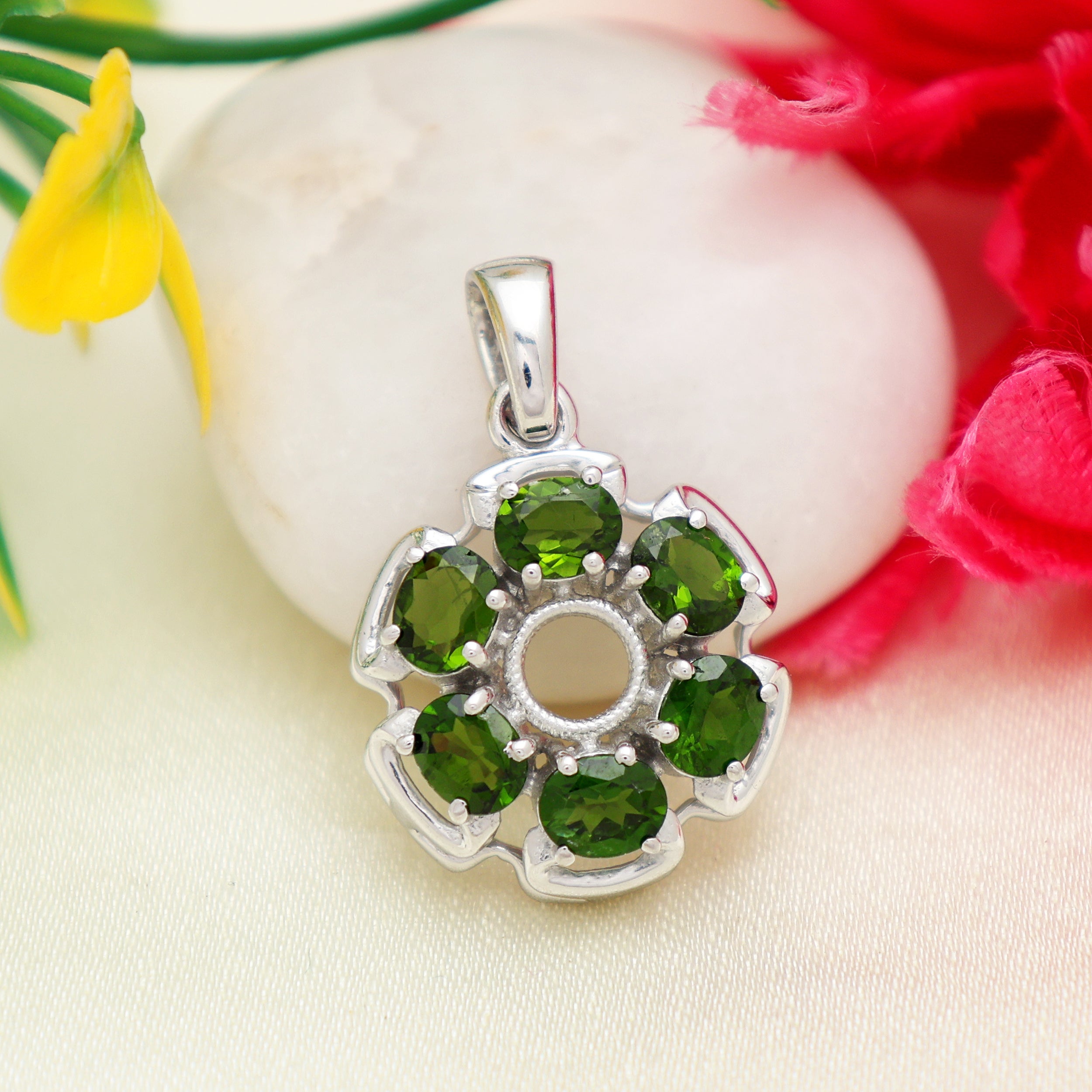 Chrome Diopside Oval Pendant with Prong Setting