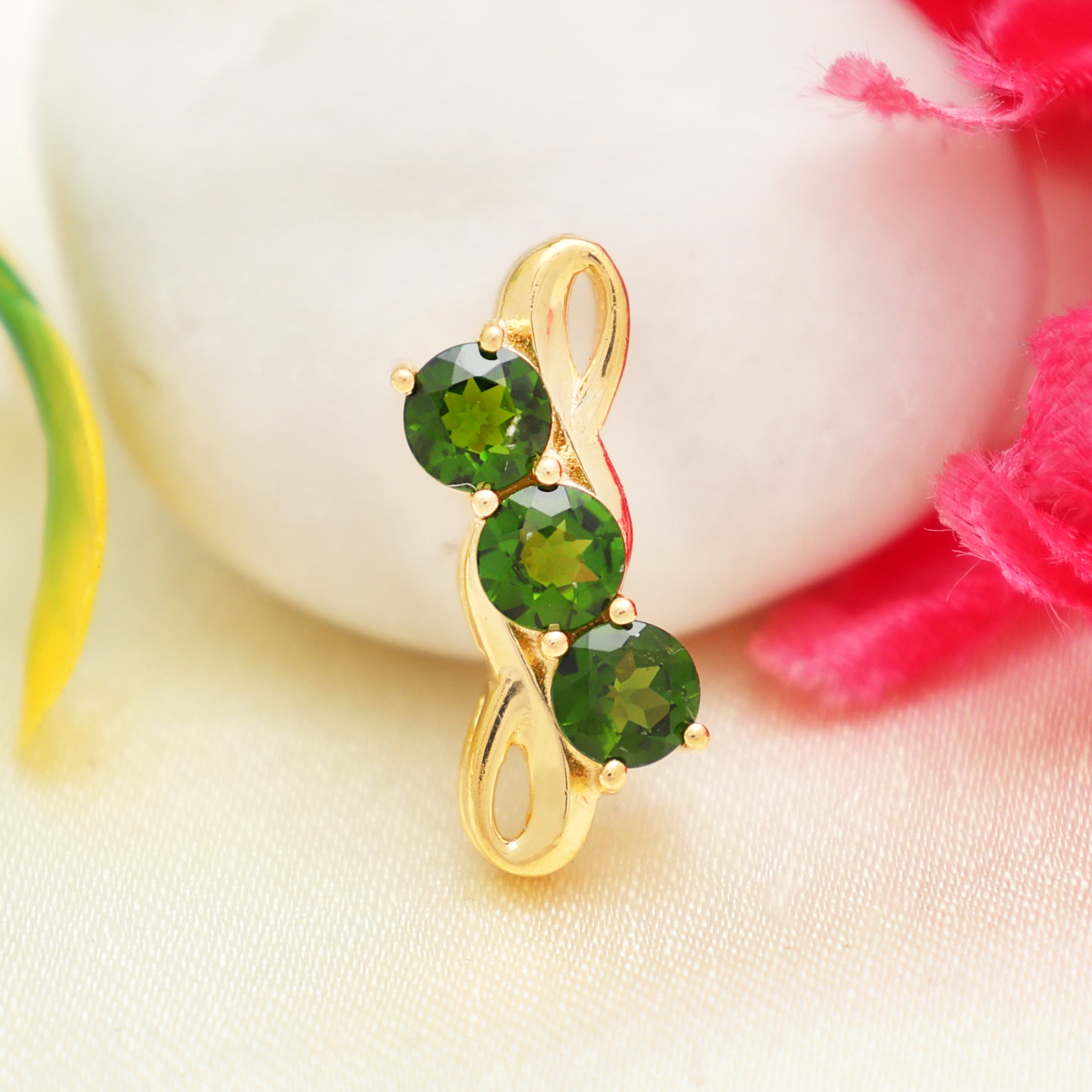 Chrome Diopside Round Pendant with Prong Setting