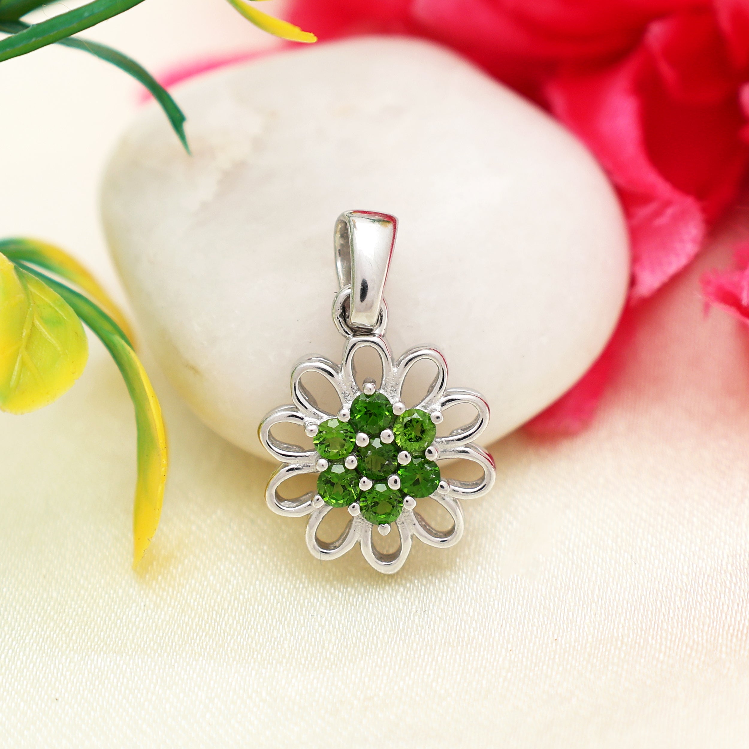 Chrome Diopside Round Pendant with Prong Setting