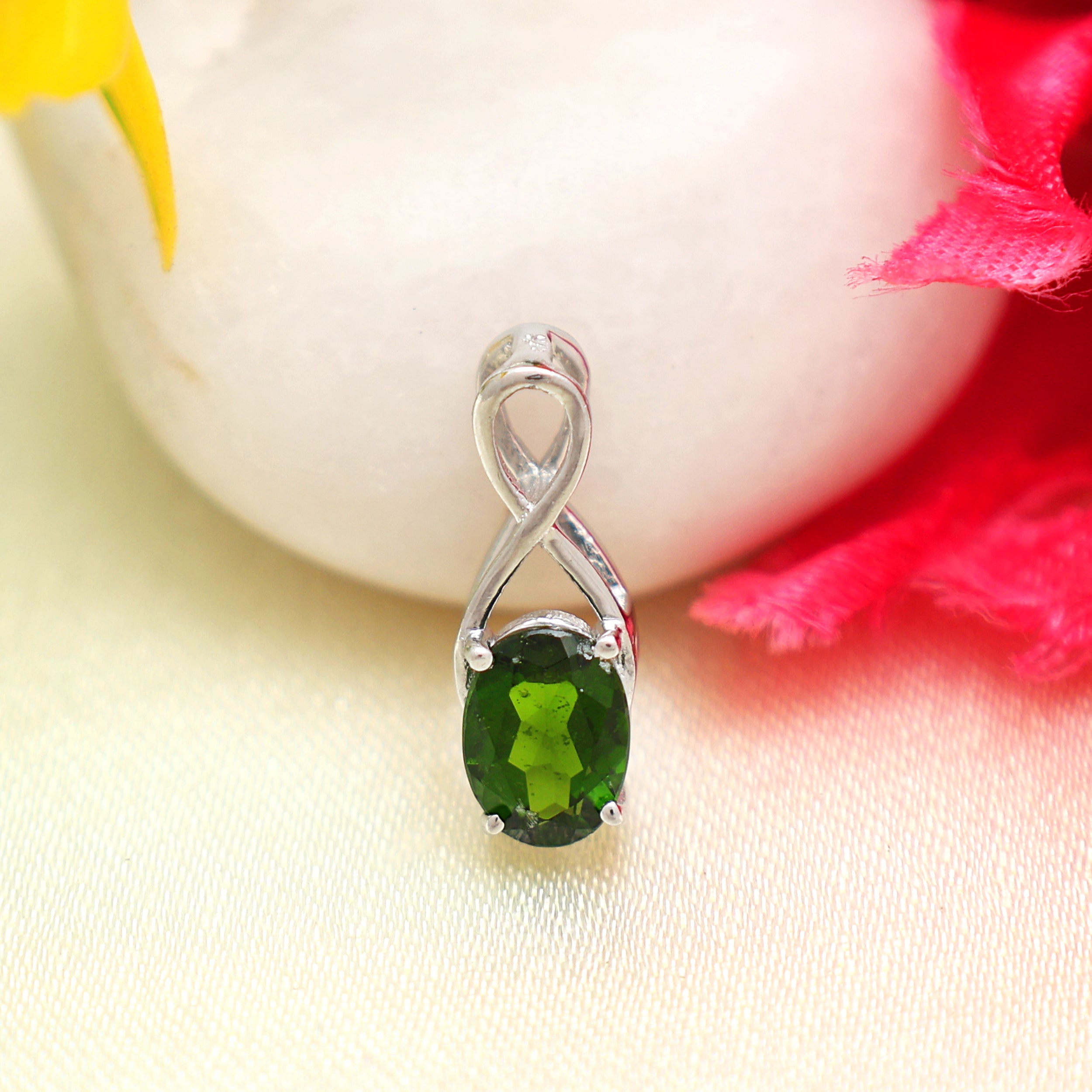 Chrome Diopside Oval Pendant with Prong Setting