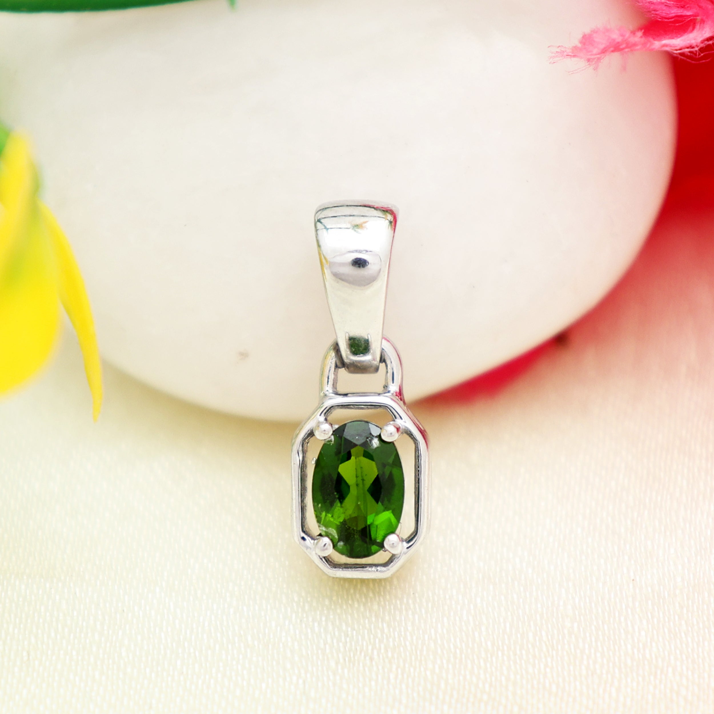 Chrome Diopside Oval Pendant with Prong Setting