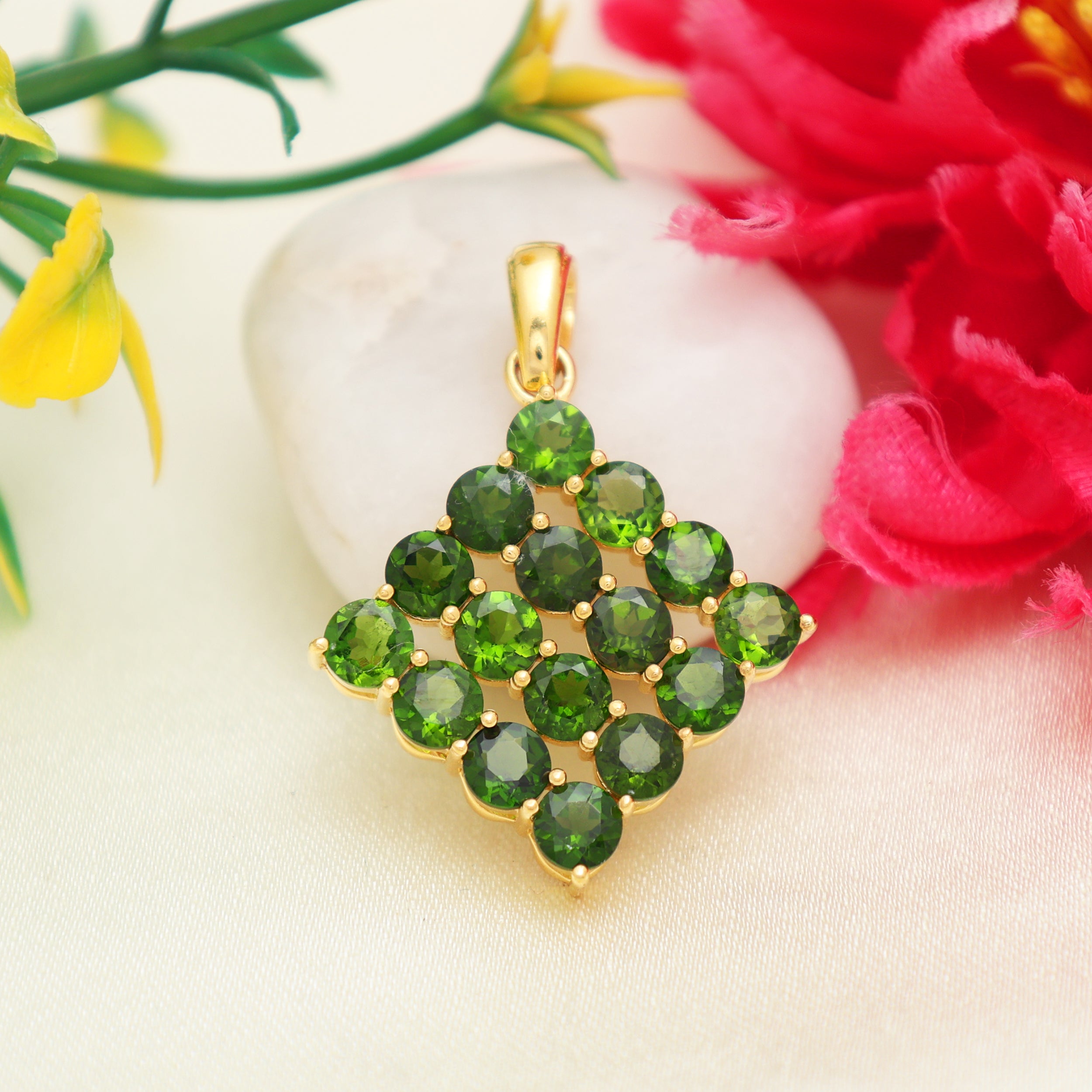 Chrome Diopside Round Pendant with Prong Setting