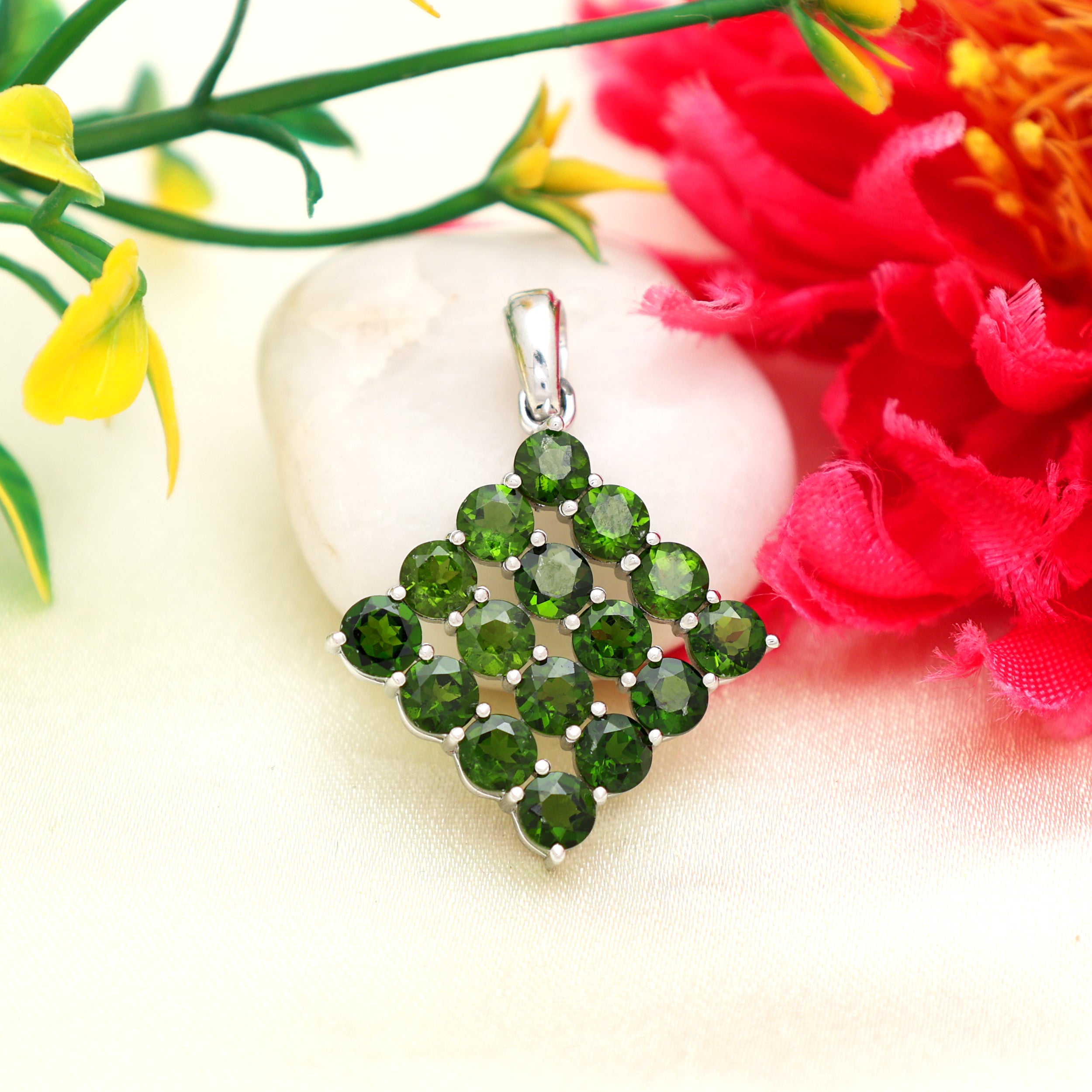 Chrome Diopside Round Pendant with Prong Setting