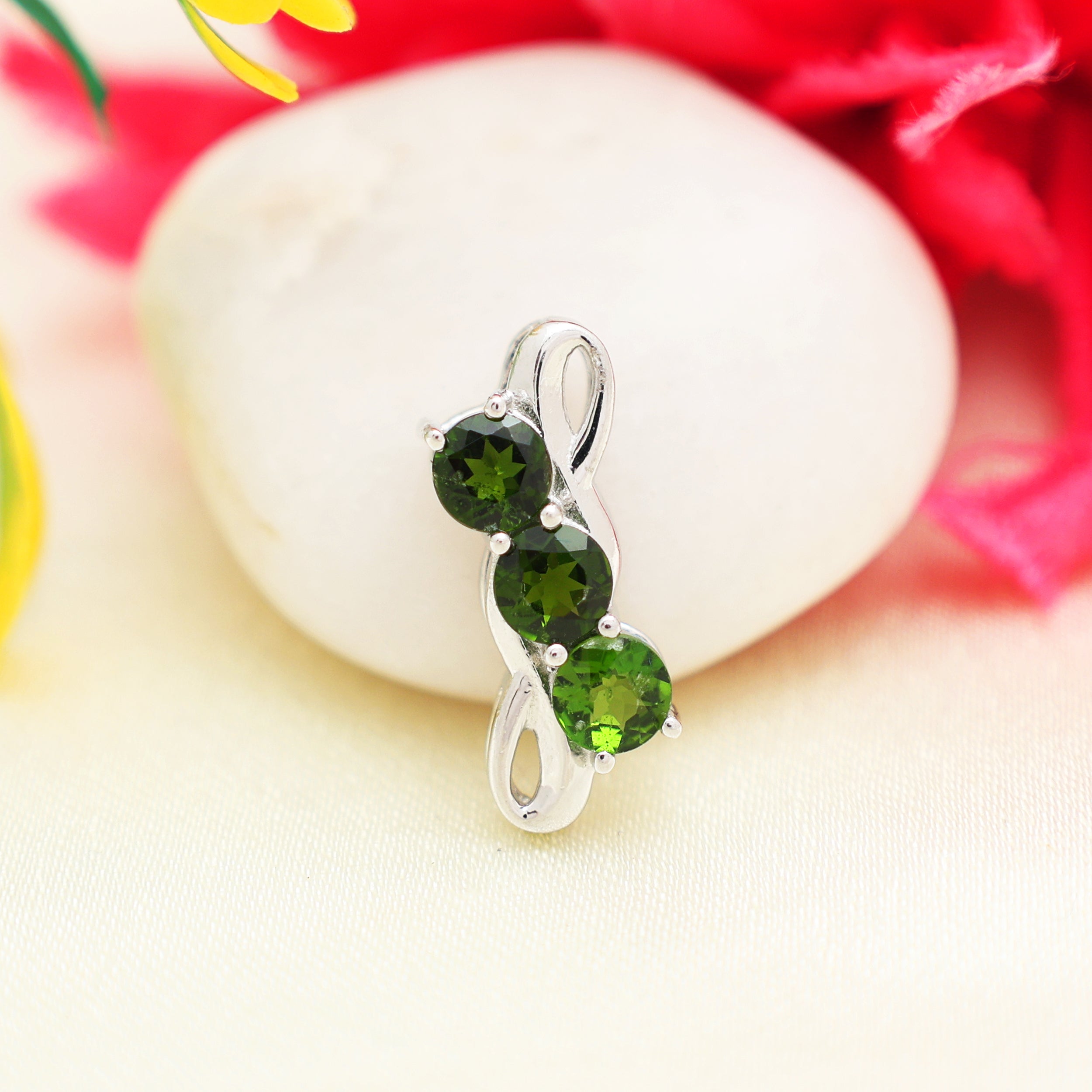 Chrome Diopside Round Pendant with Prong Setting