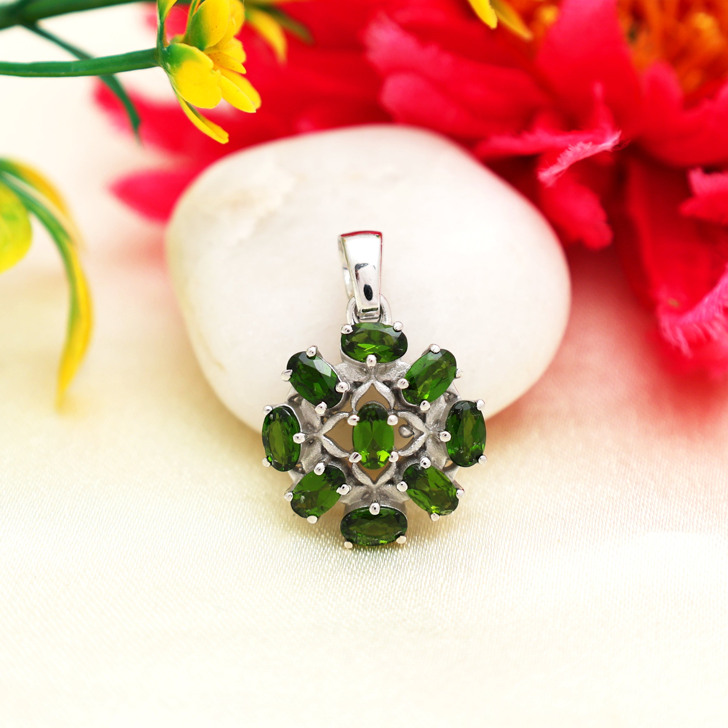 Chrome Diopside Oval Pendant with Prong Setting